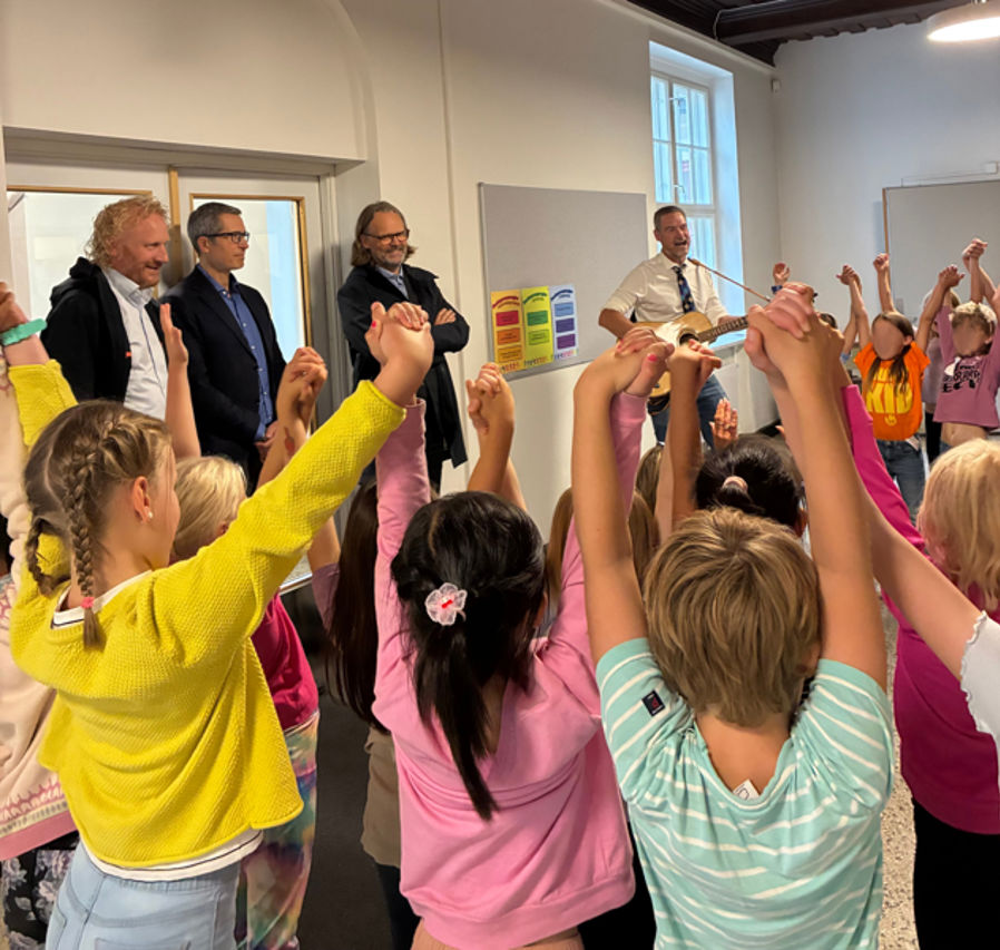 en gruppe personer i et rom