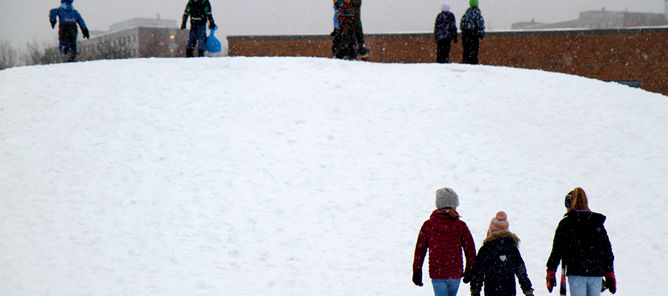 Barn som leker i snøen