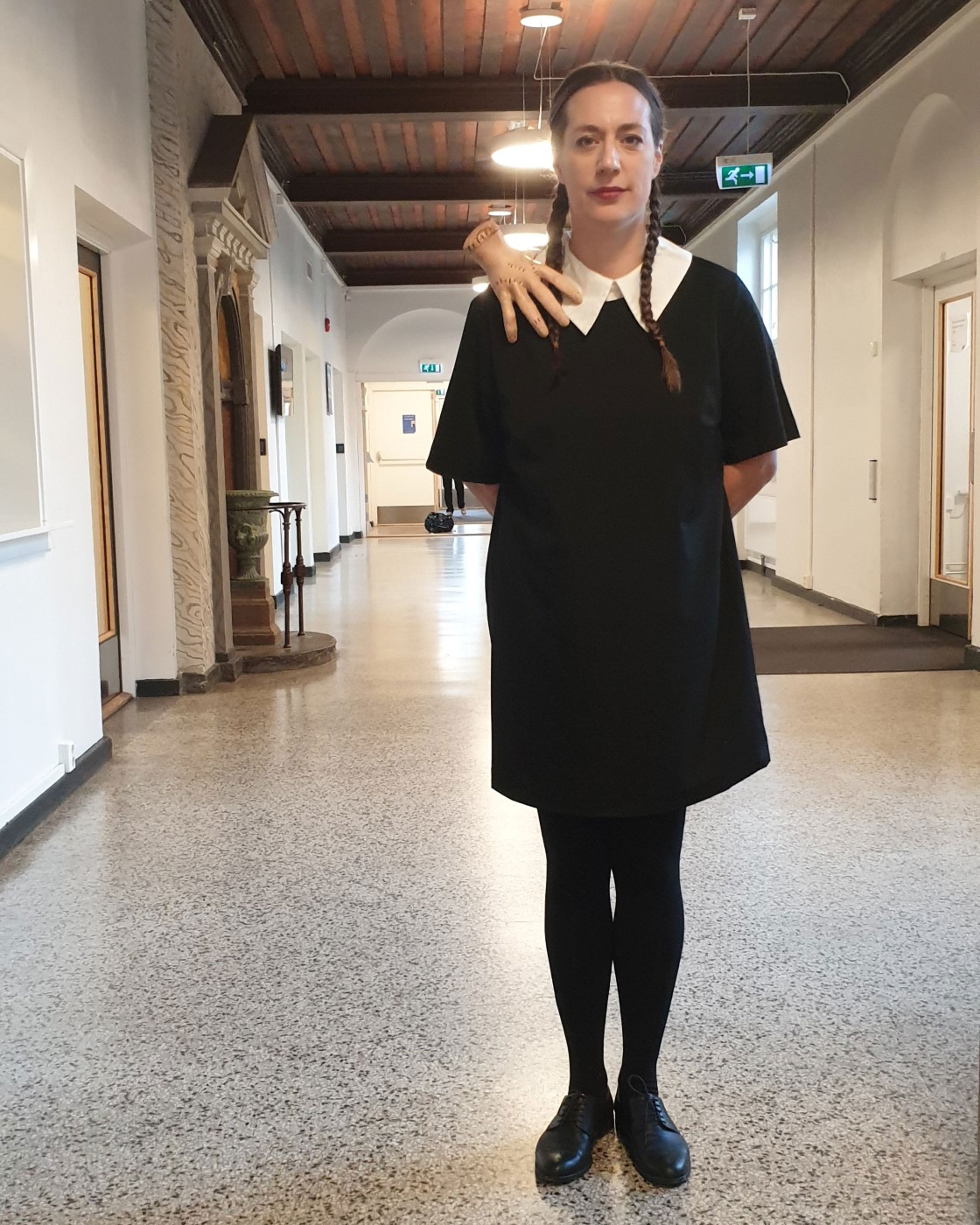 en person i svart kjole