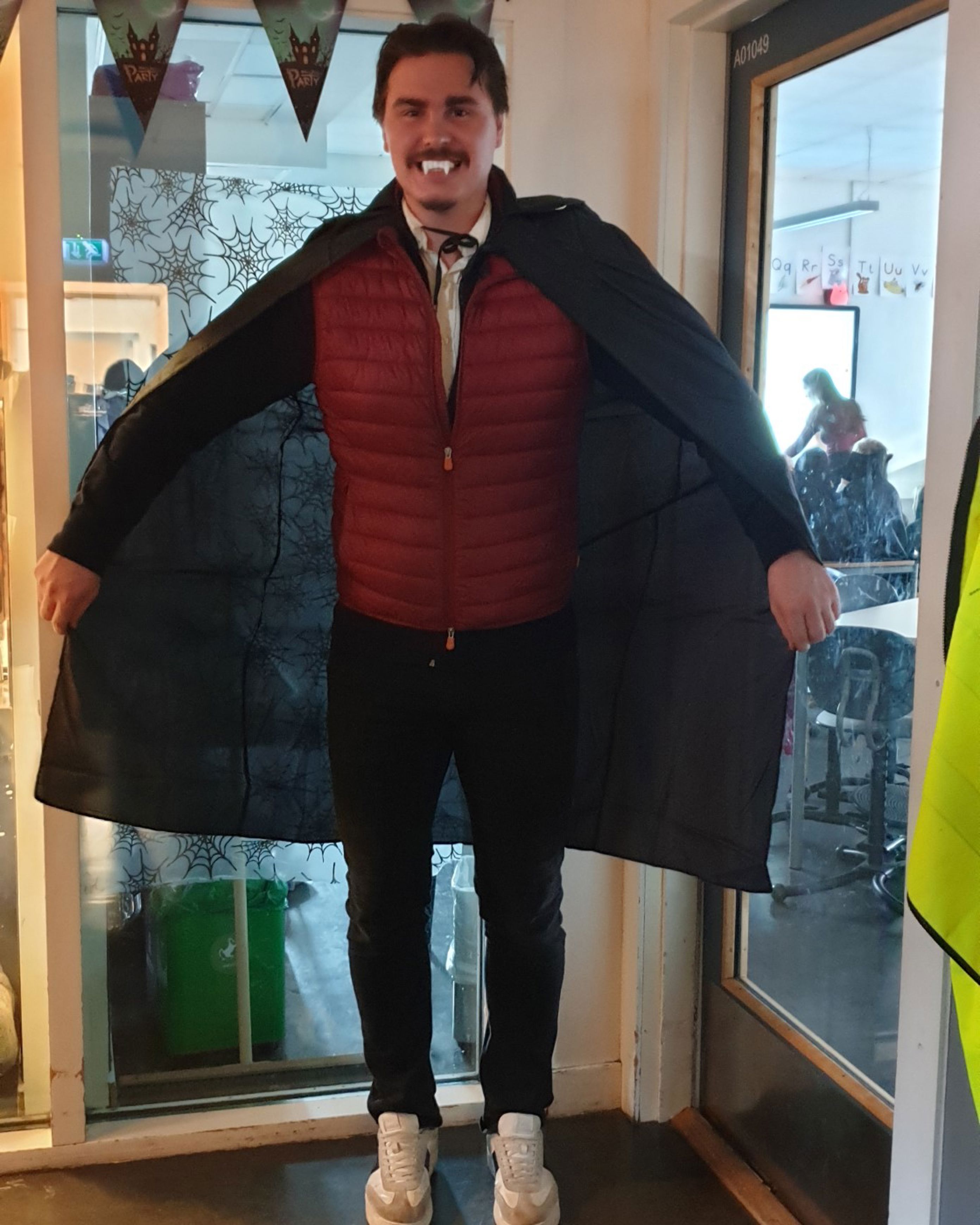 en person iført kappe