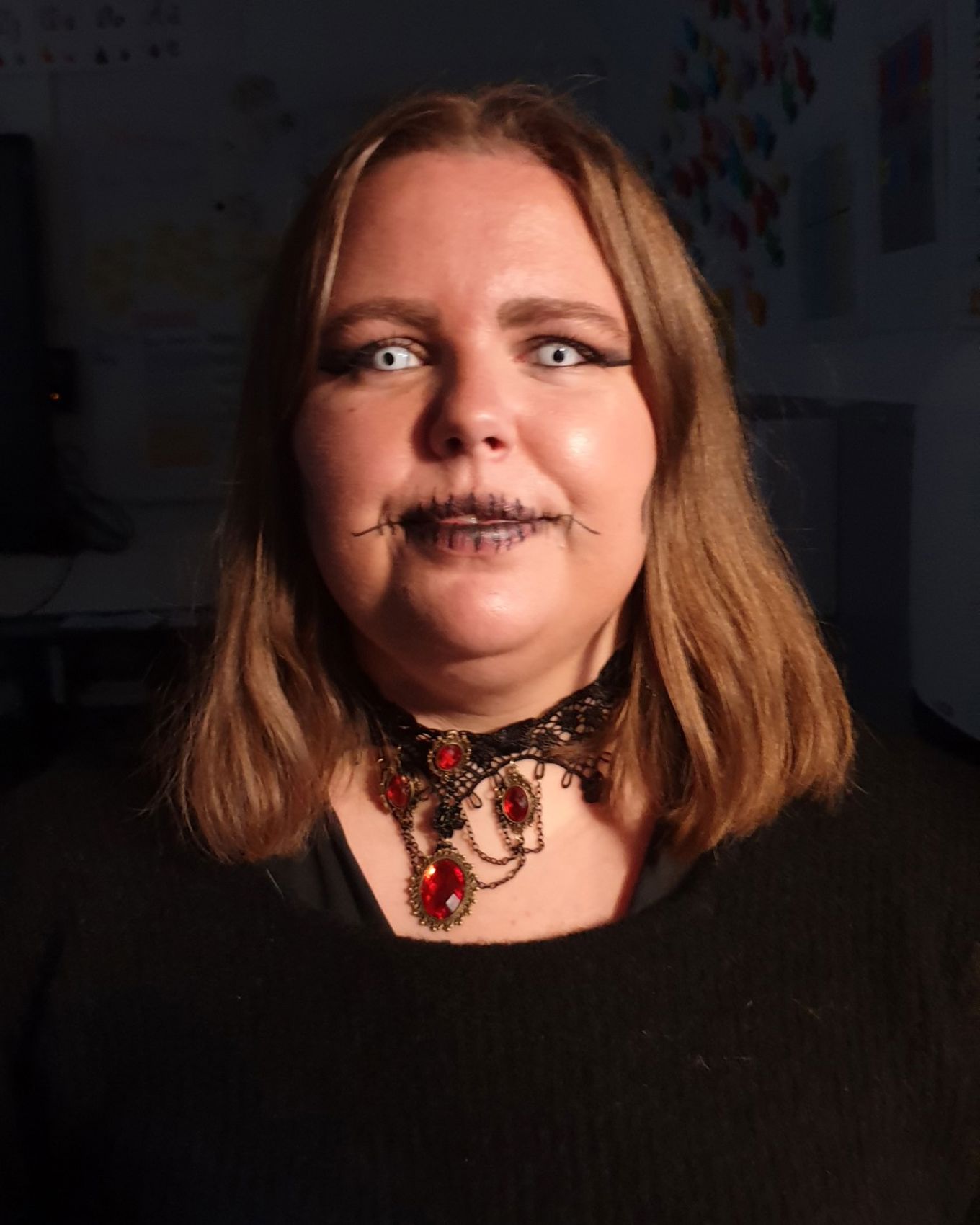 en person med skummel sminke