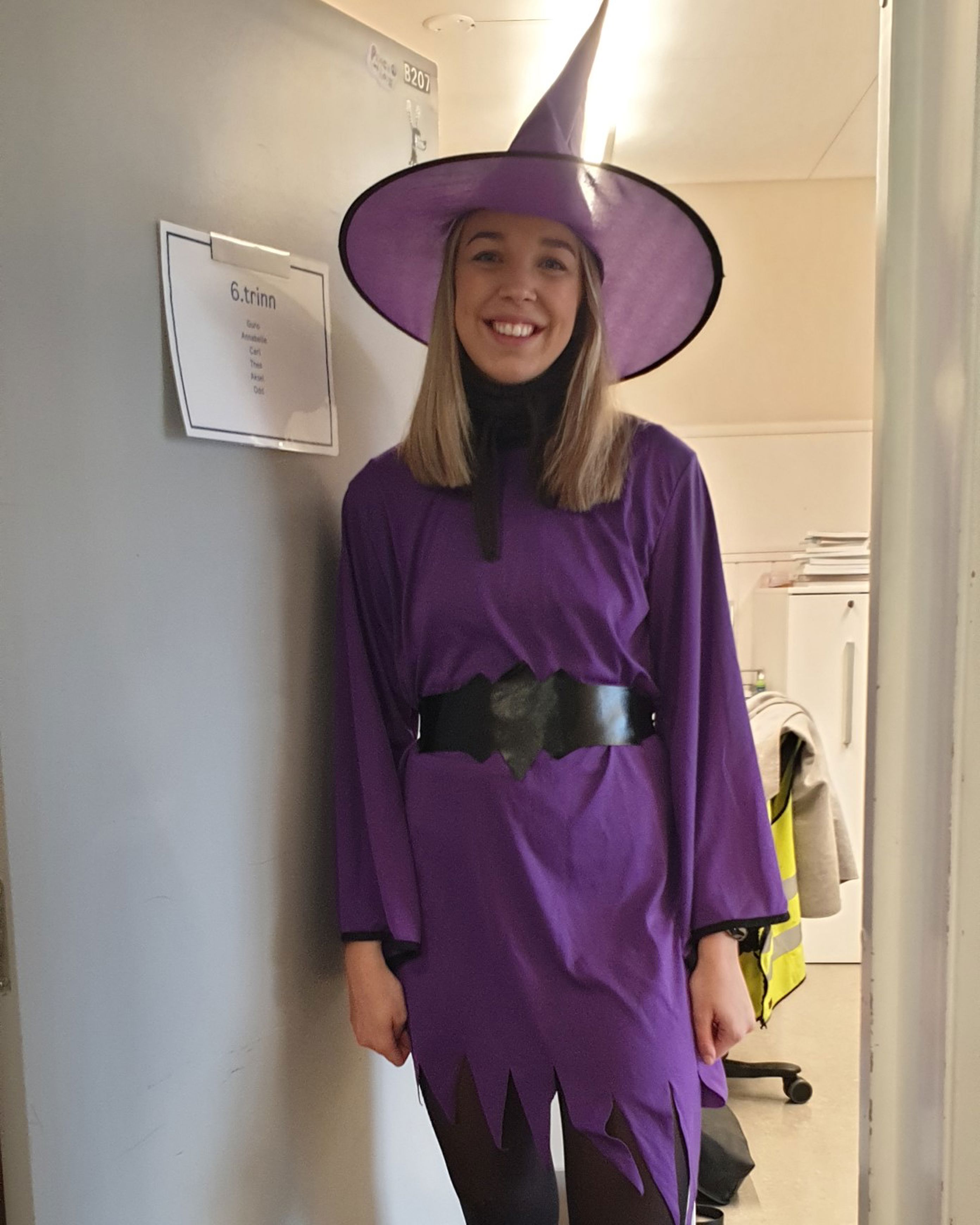 en person som har på seg et lilla plagg