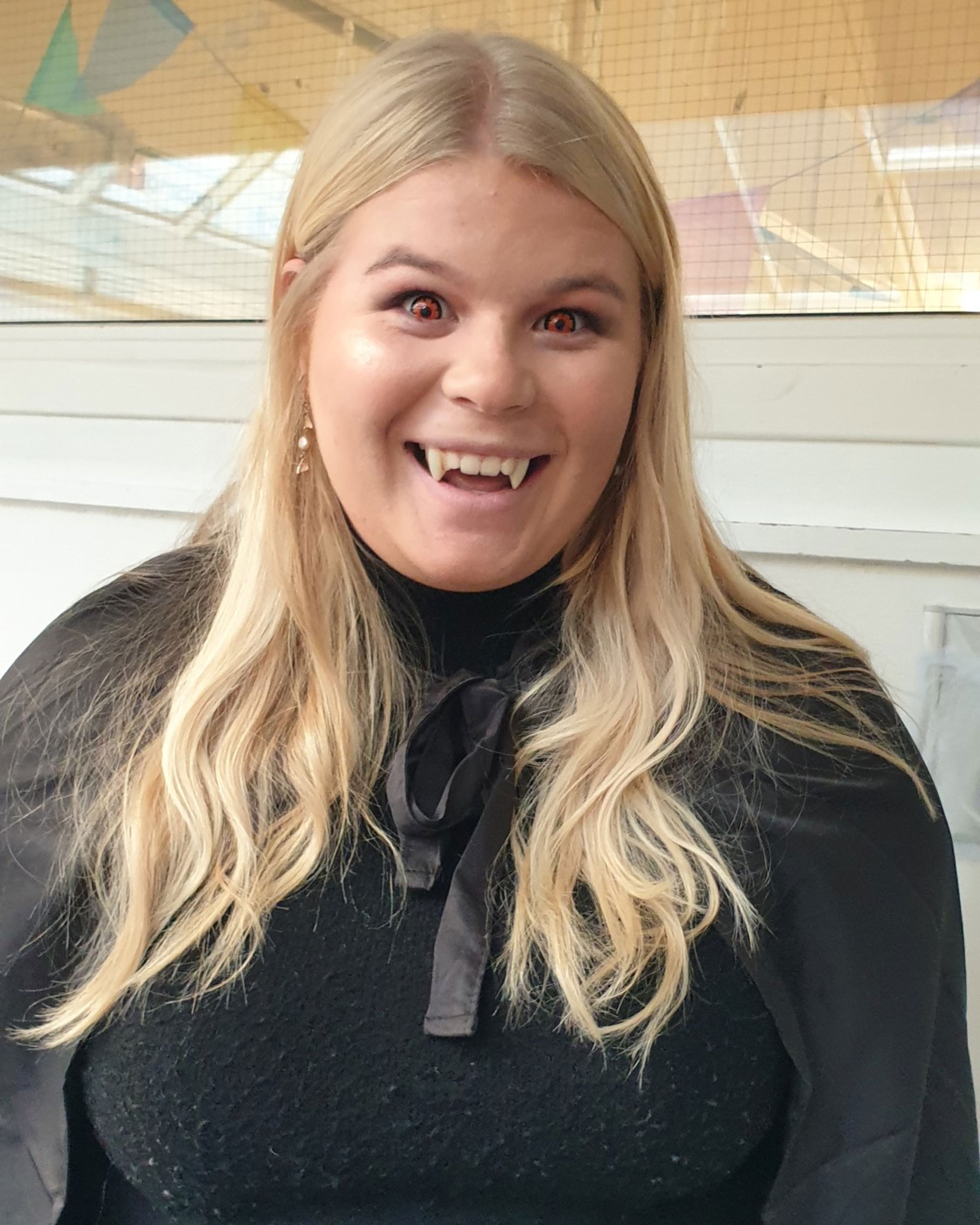 en person som smiler til kameraet