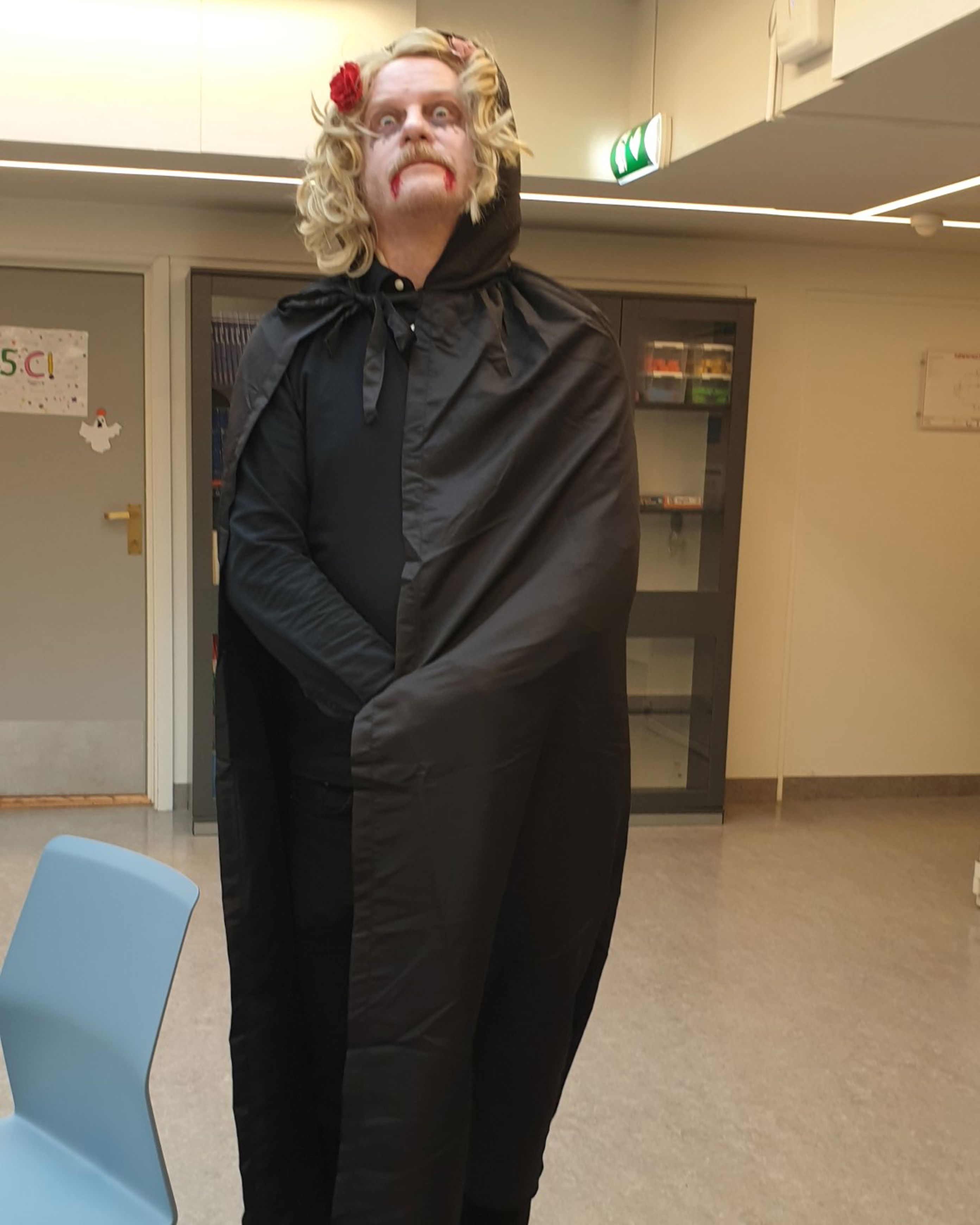en person som har på seg et plagg