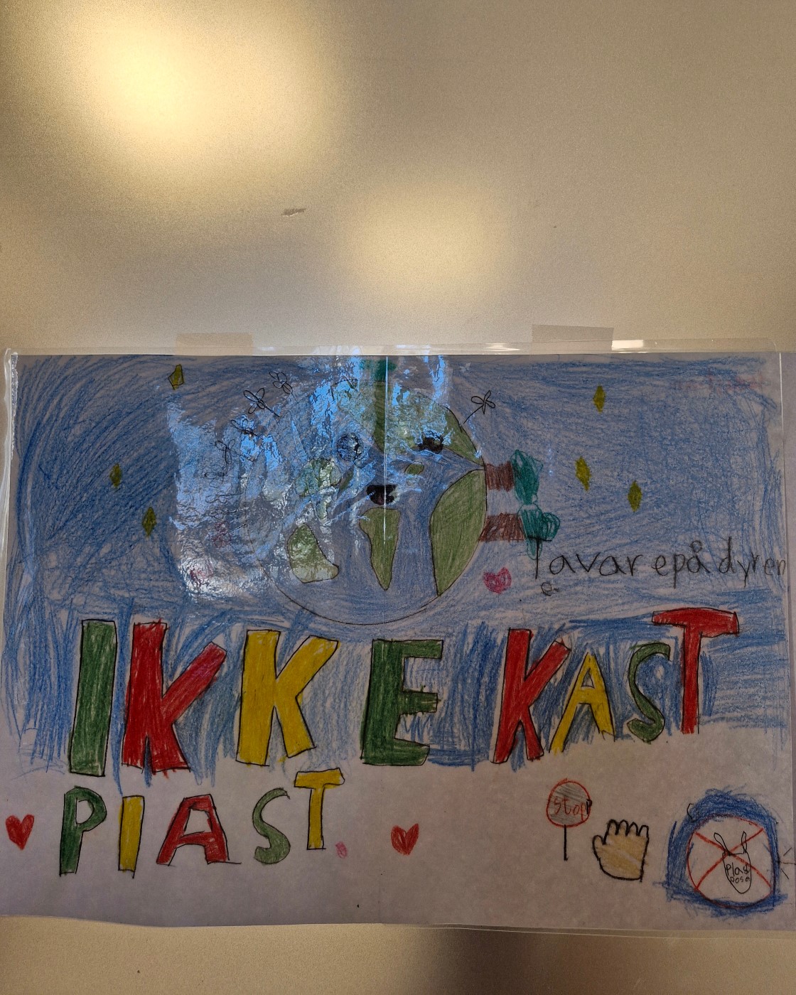 En tavle med fargerik skrift på