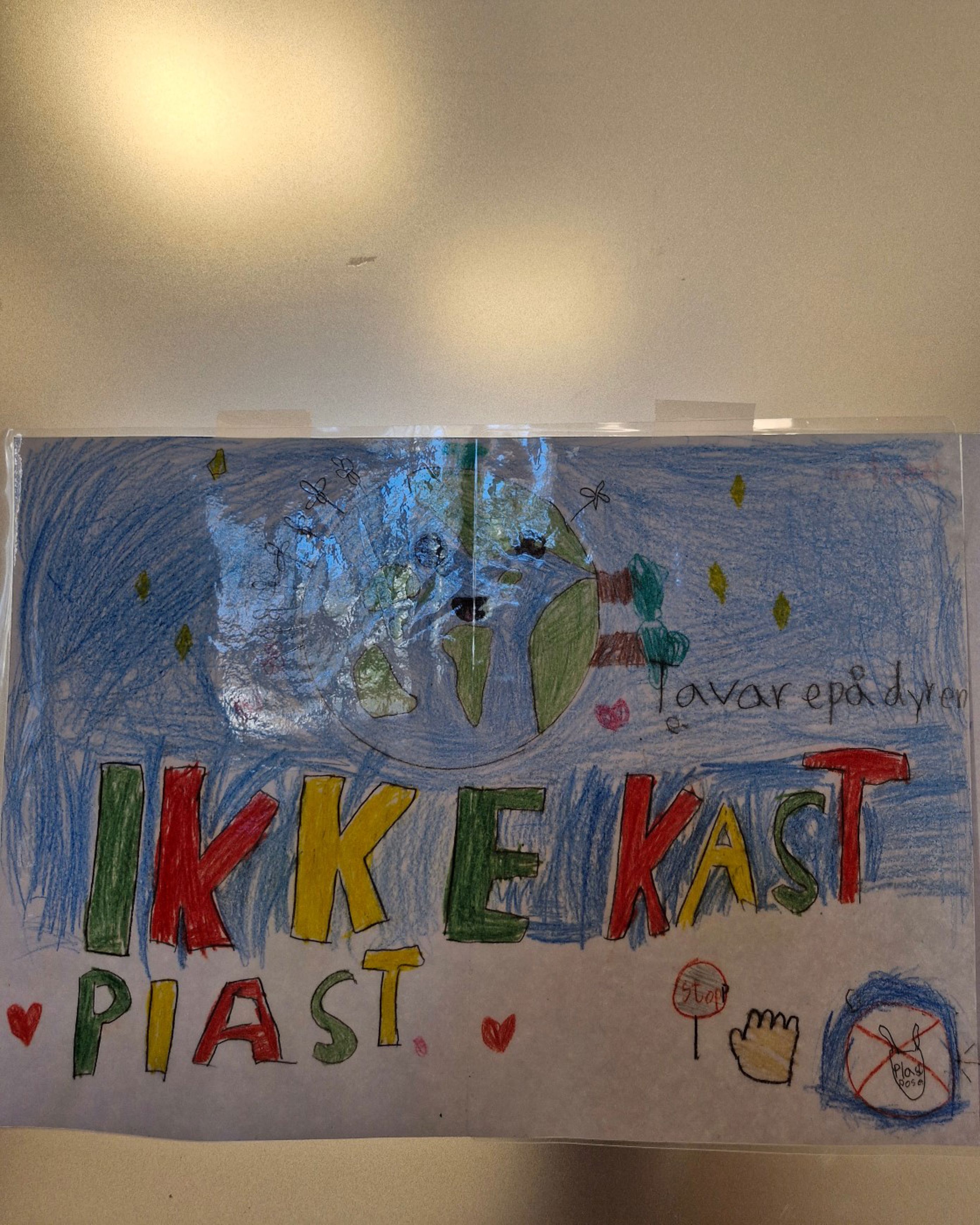 En tavle med fargerik skrift på