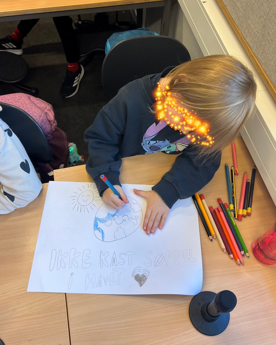 et barn som skriver på et papir