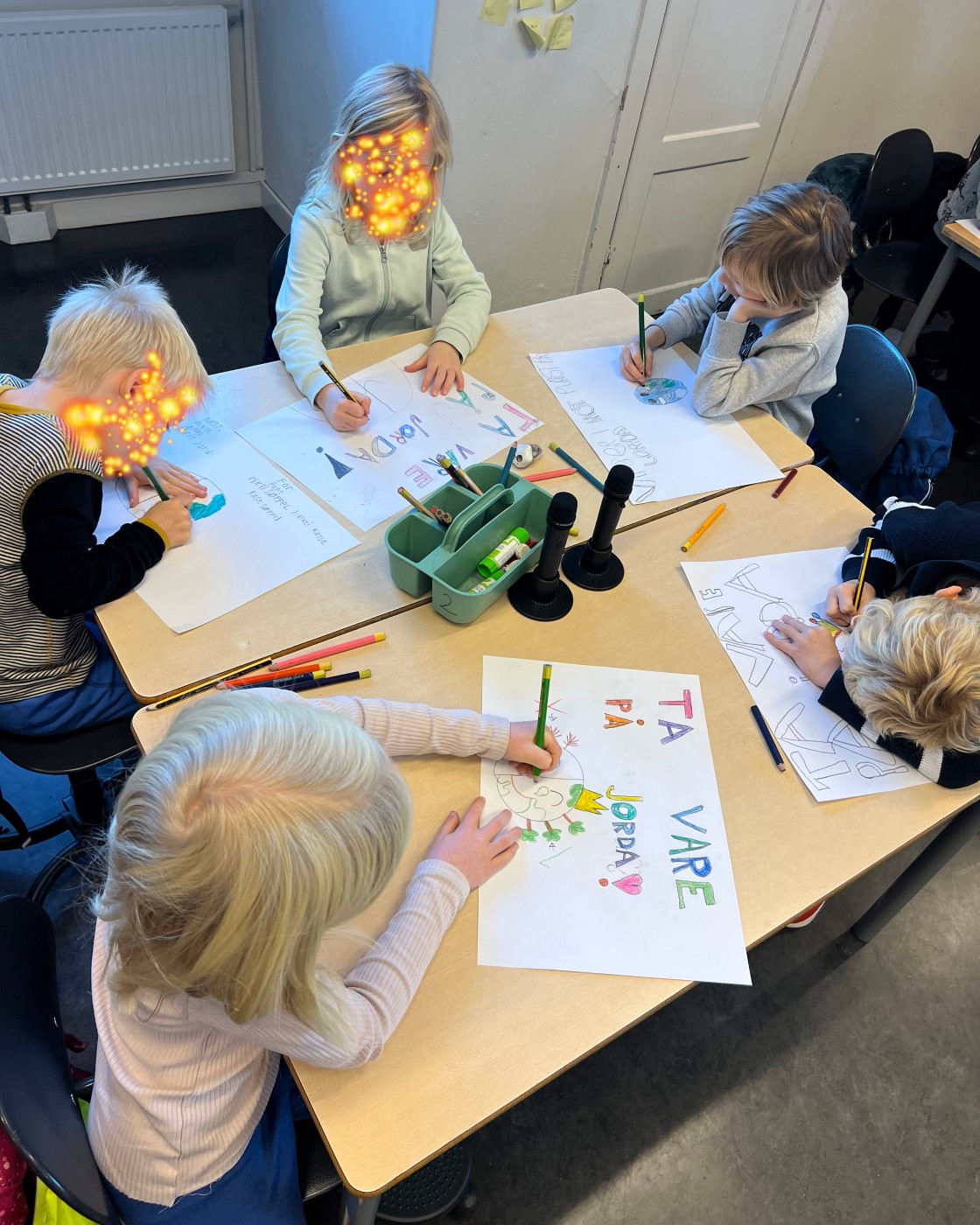 en gruppe mennesker som sitter rundt et bord med papirer på