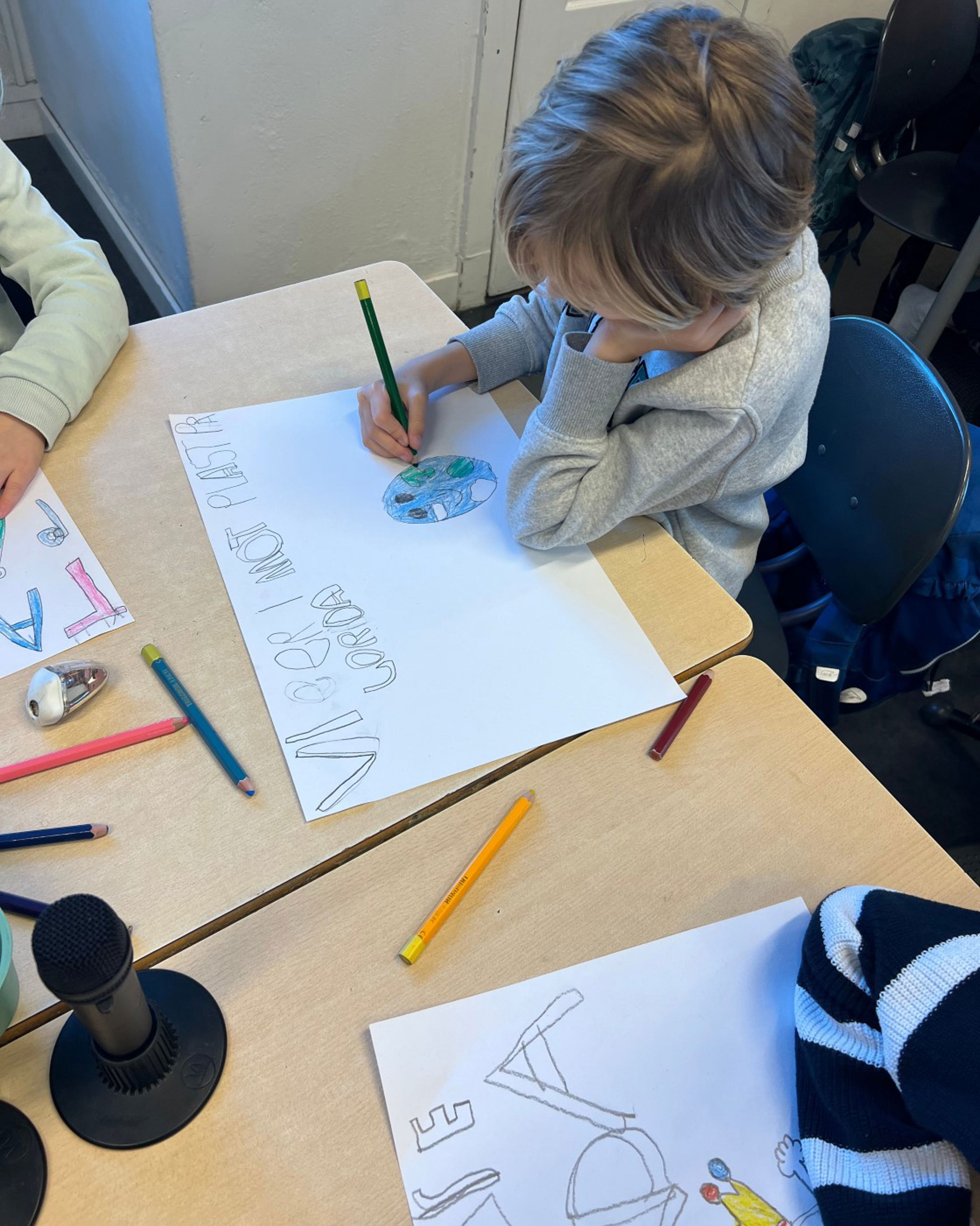 et barn som tegner på et papir