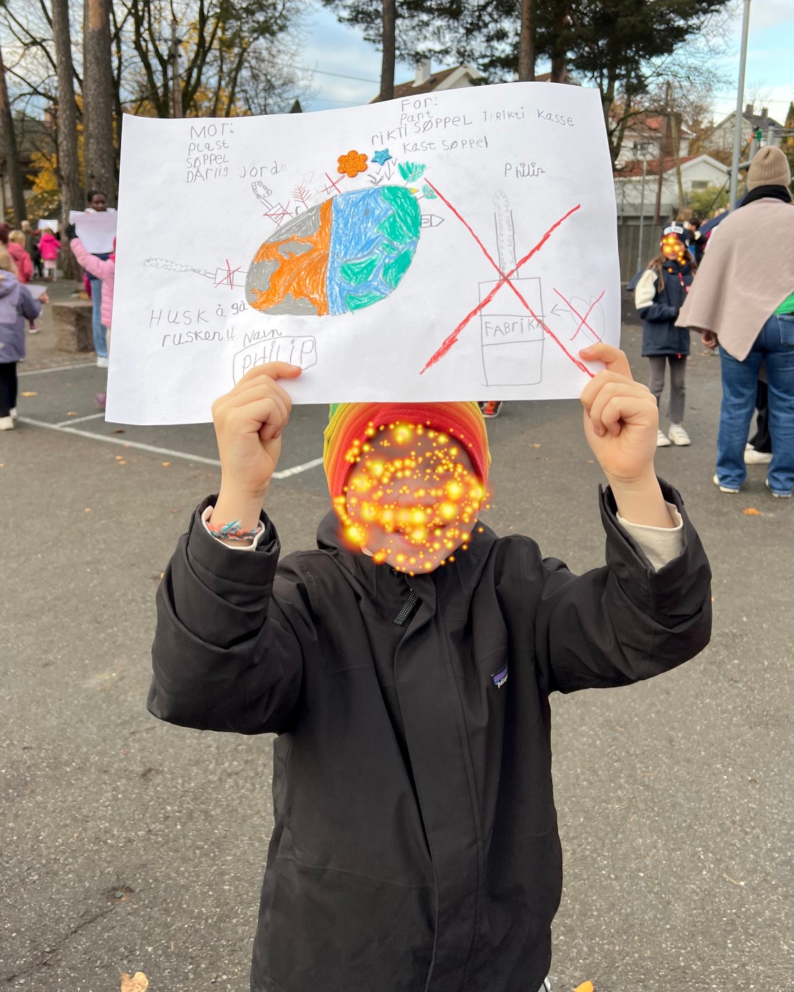 en person som holder et skilt