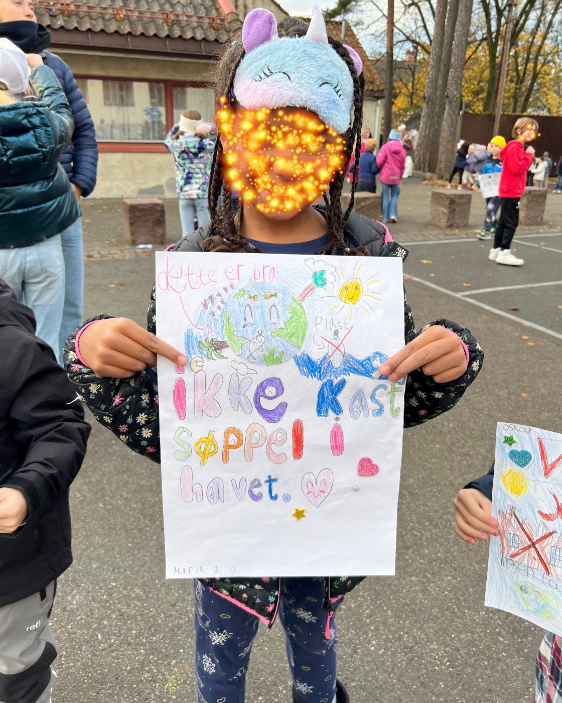 en person som holder et skilt