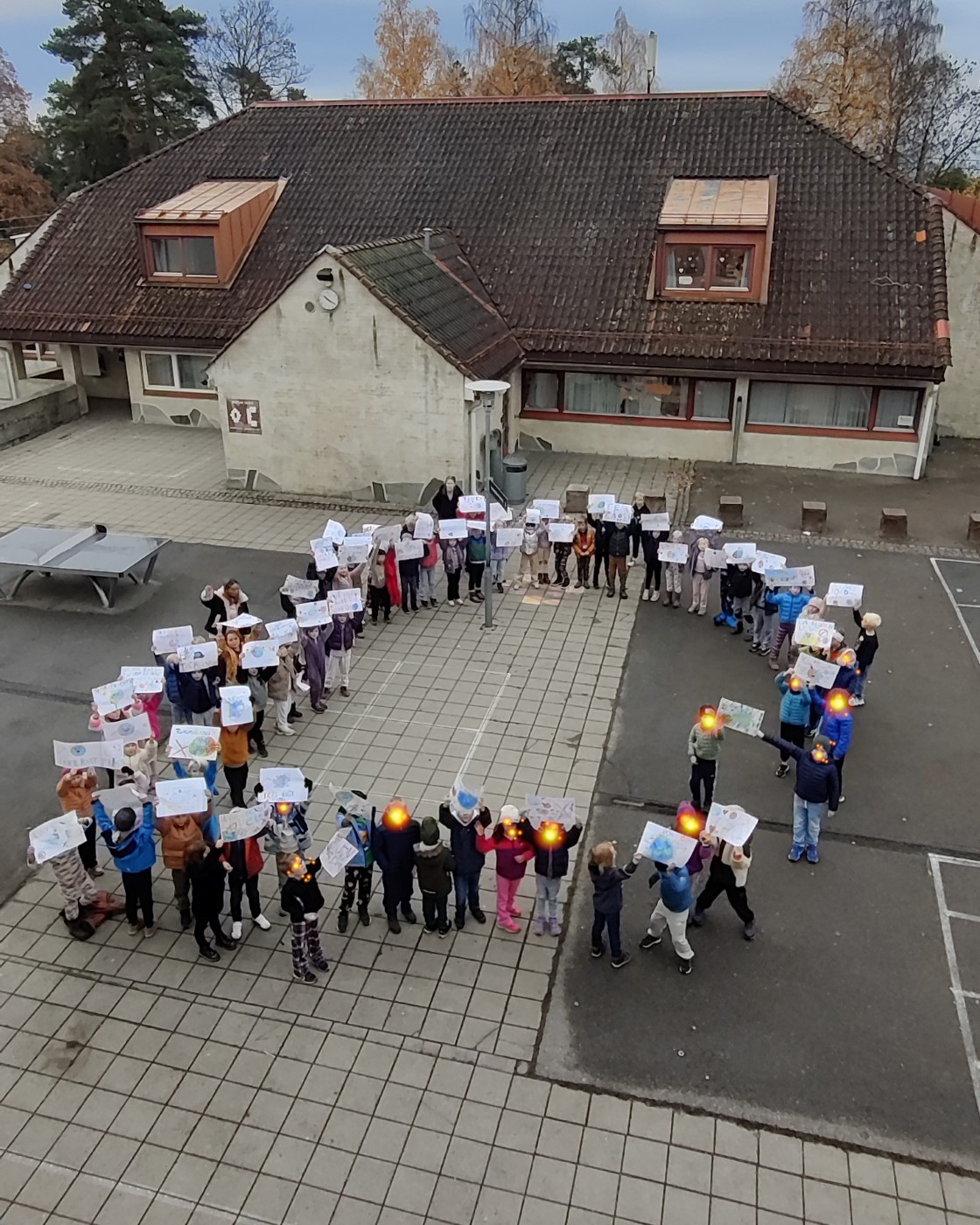 en gruppe mennesker utenfor en bygning