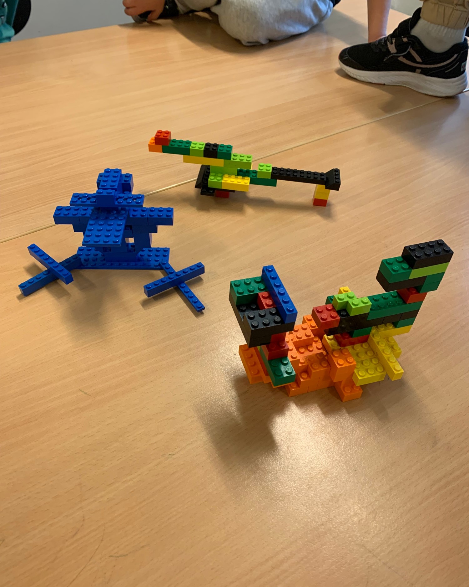 En gruppe fargerike lekeklosser