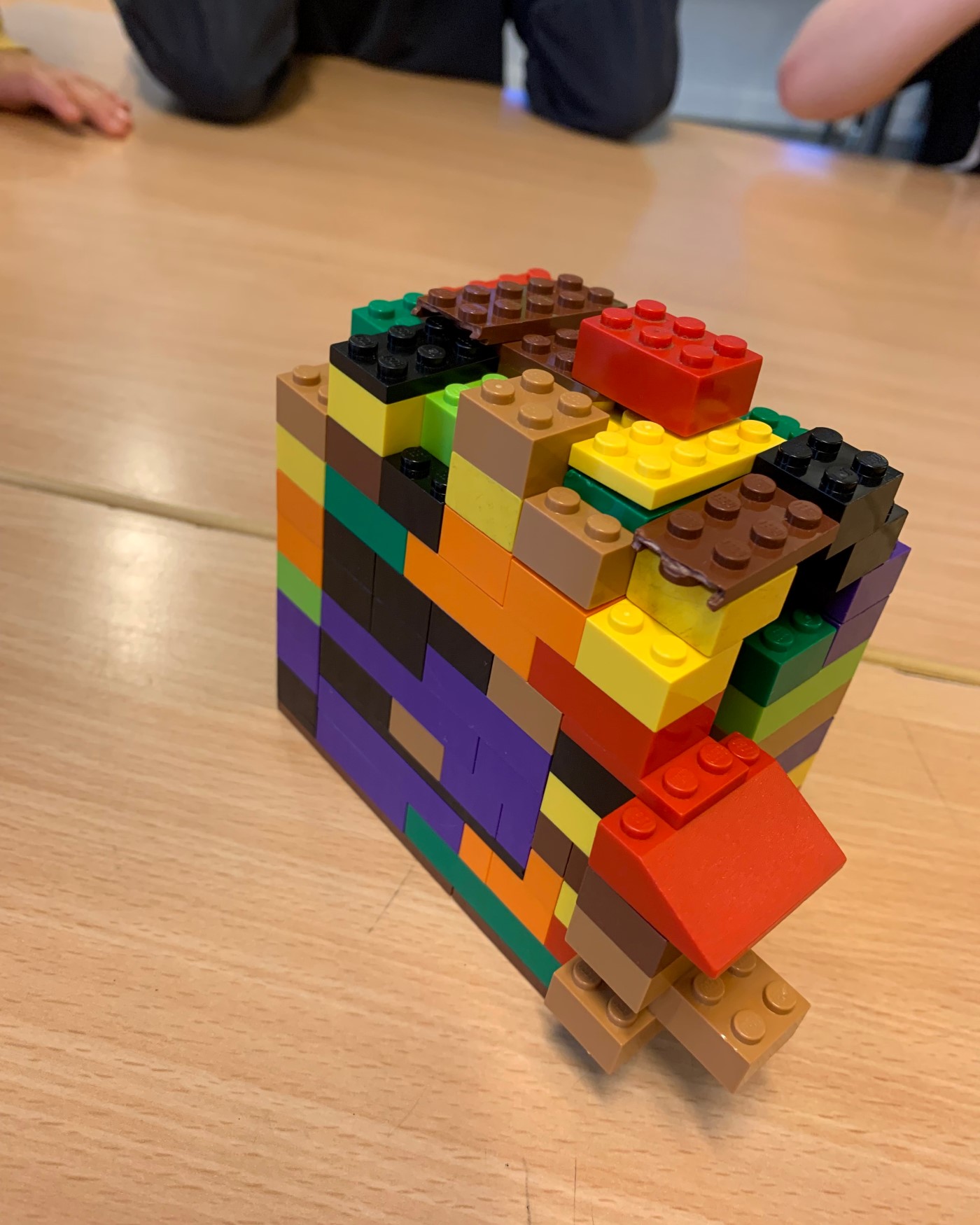 En fargerik LEGO-struktur