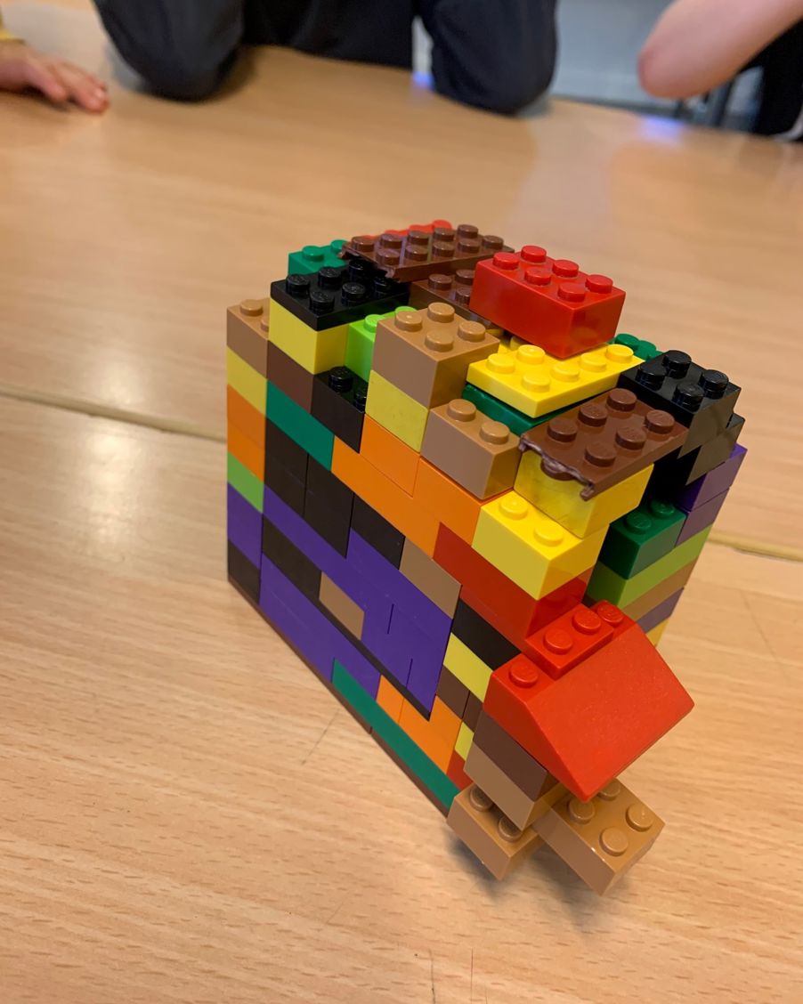 En fargerik LEGO-struktur