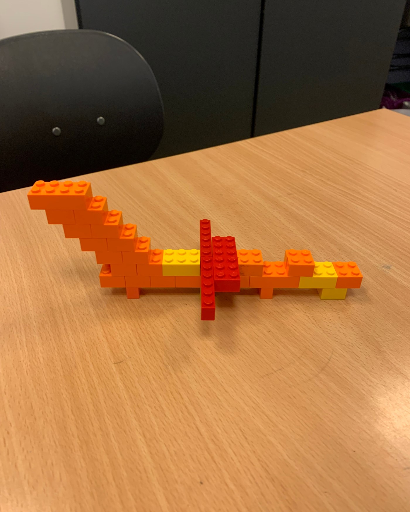 et leketøy på et bord