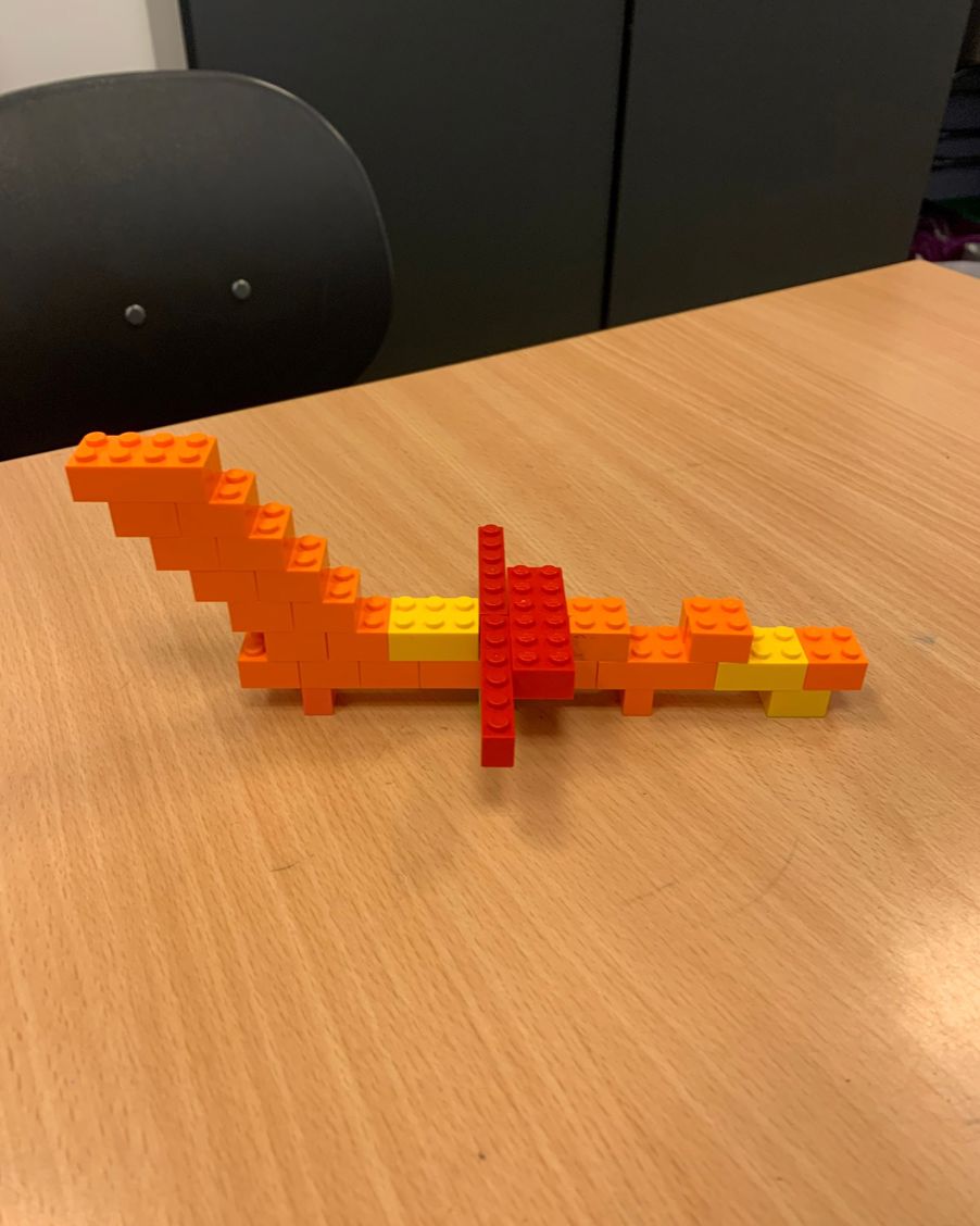 et leketøy på et bord