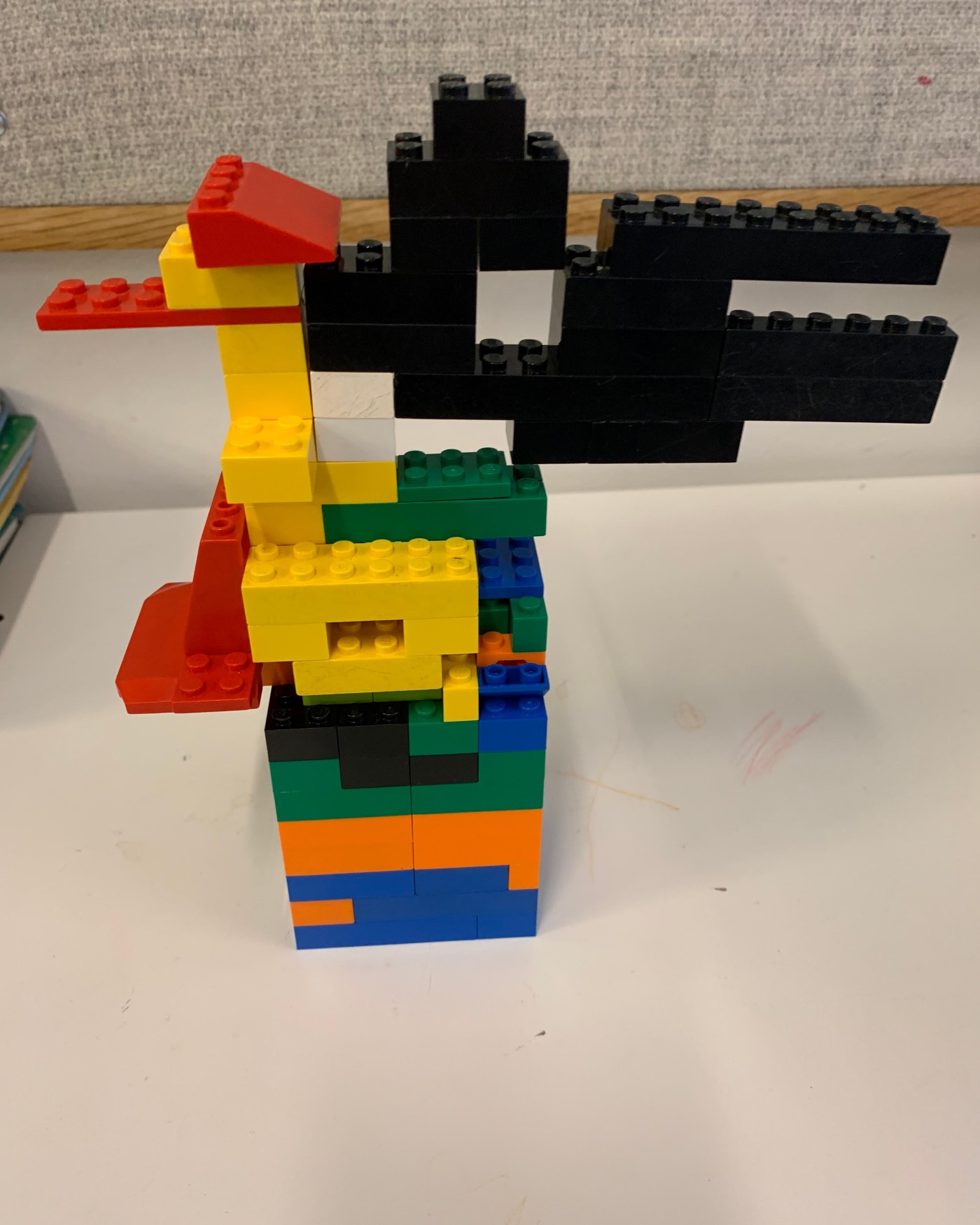 En fargerik LEGO-struktur