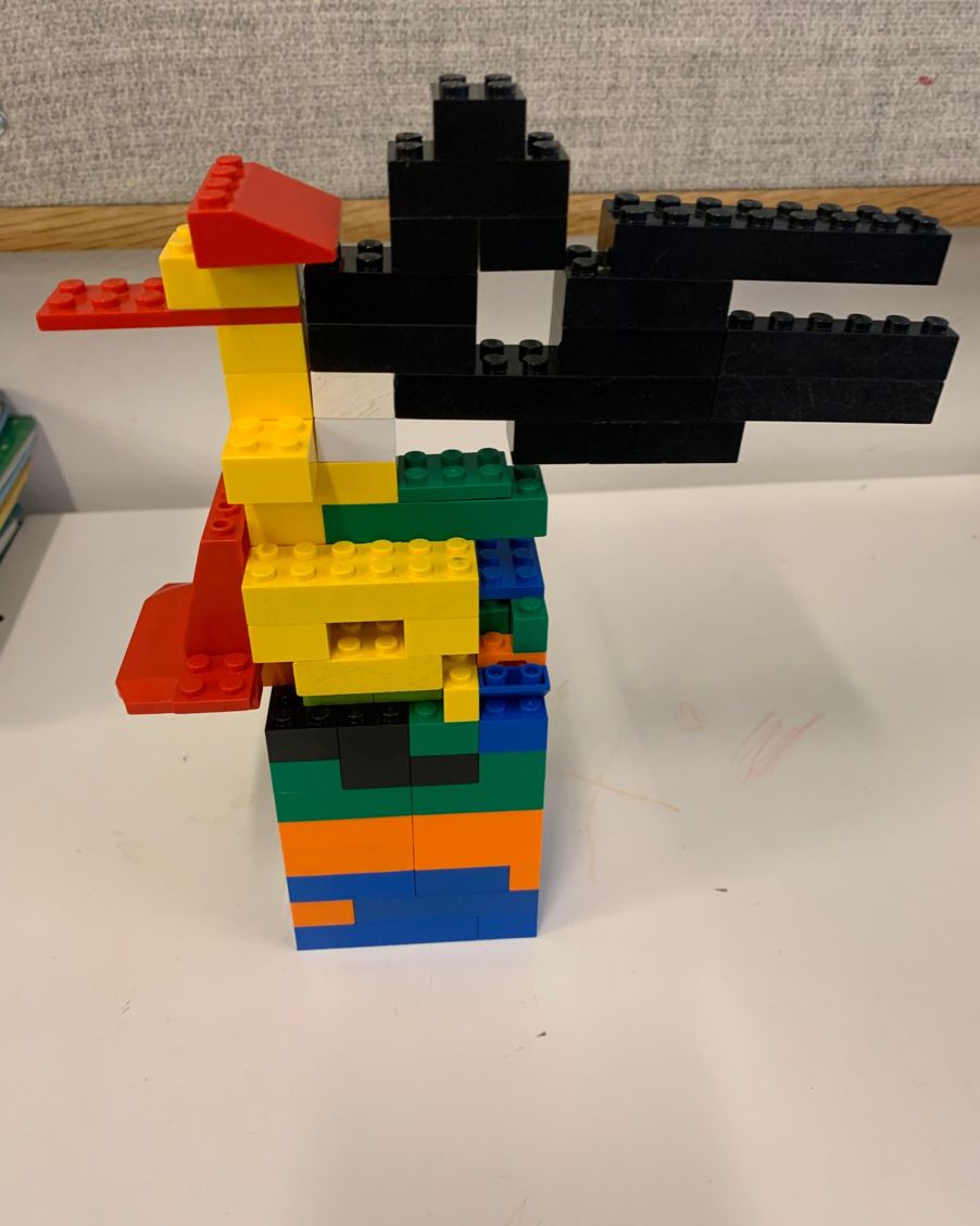 En fargerik LEGO-struktur