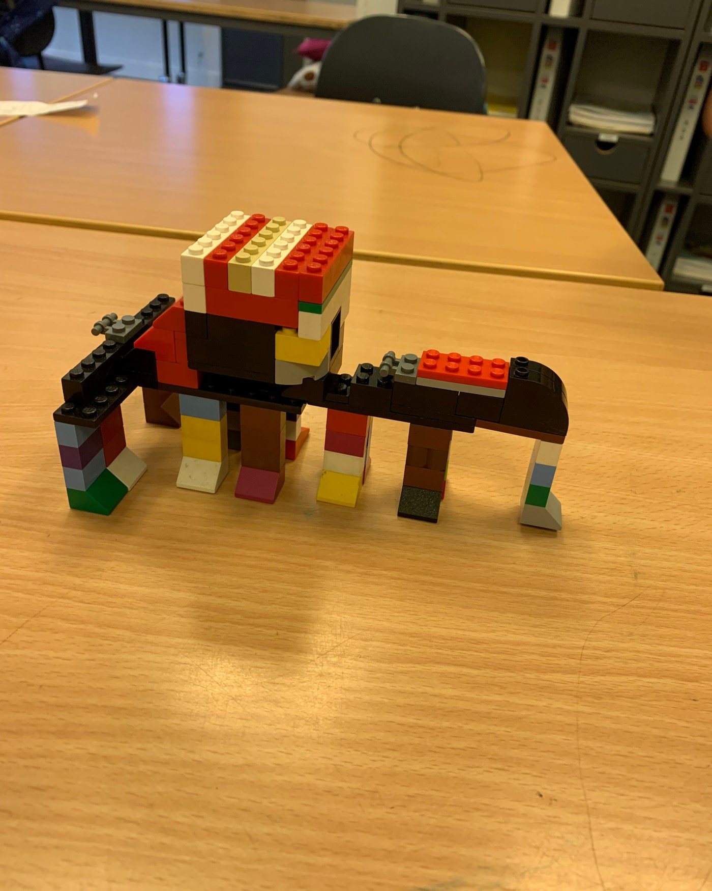 En lekebygning på et bord