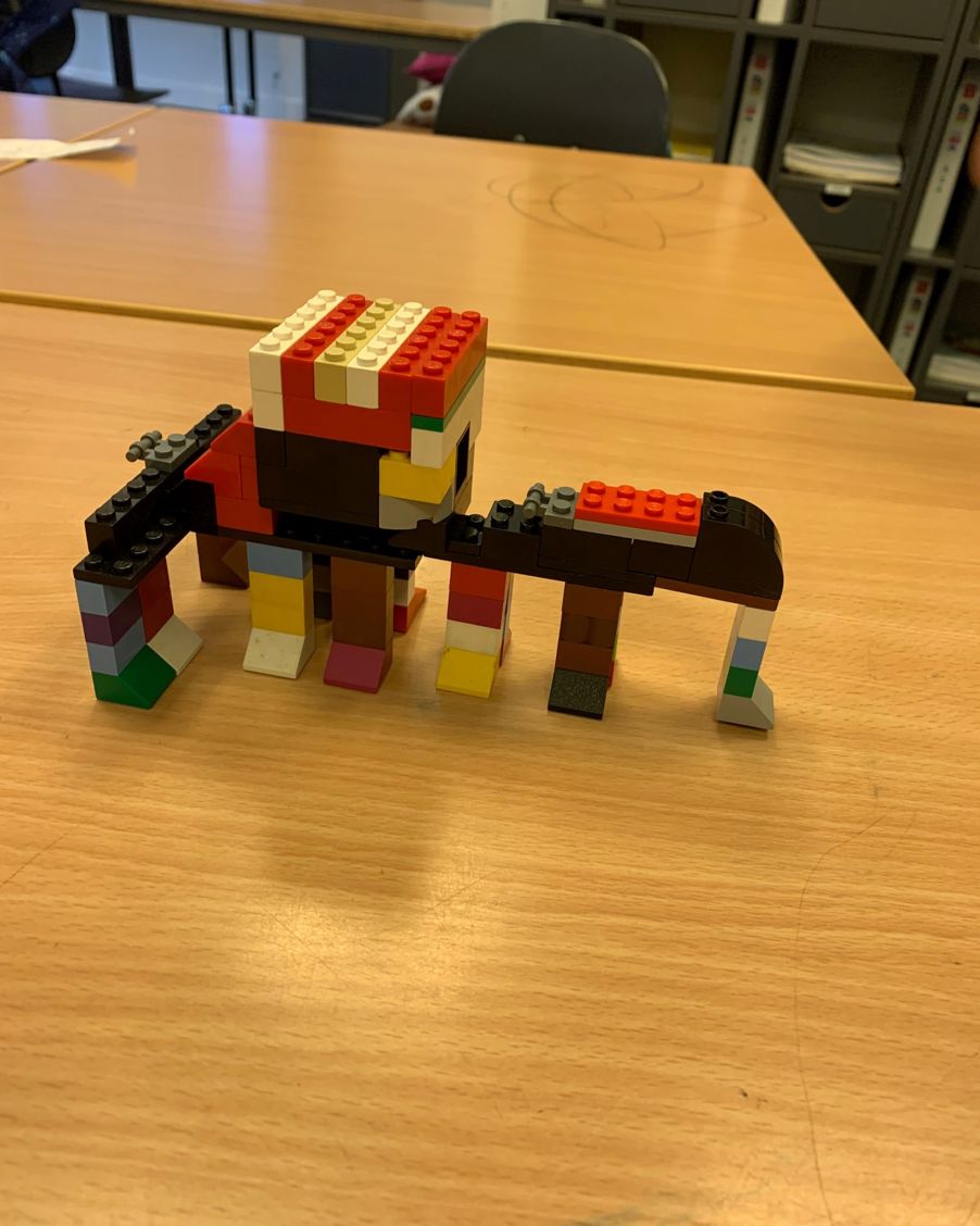 En lekebygning på et bord