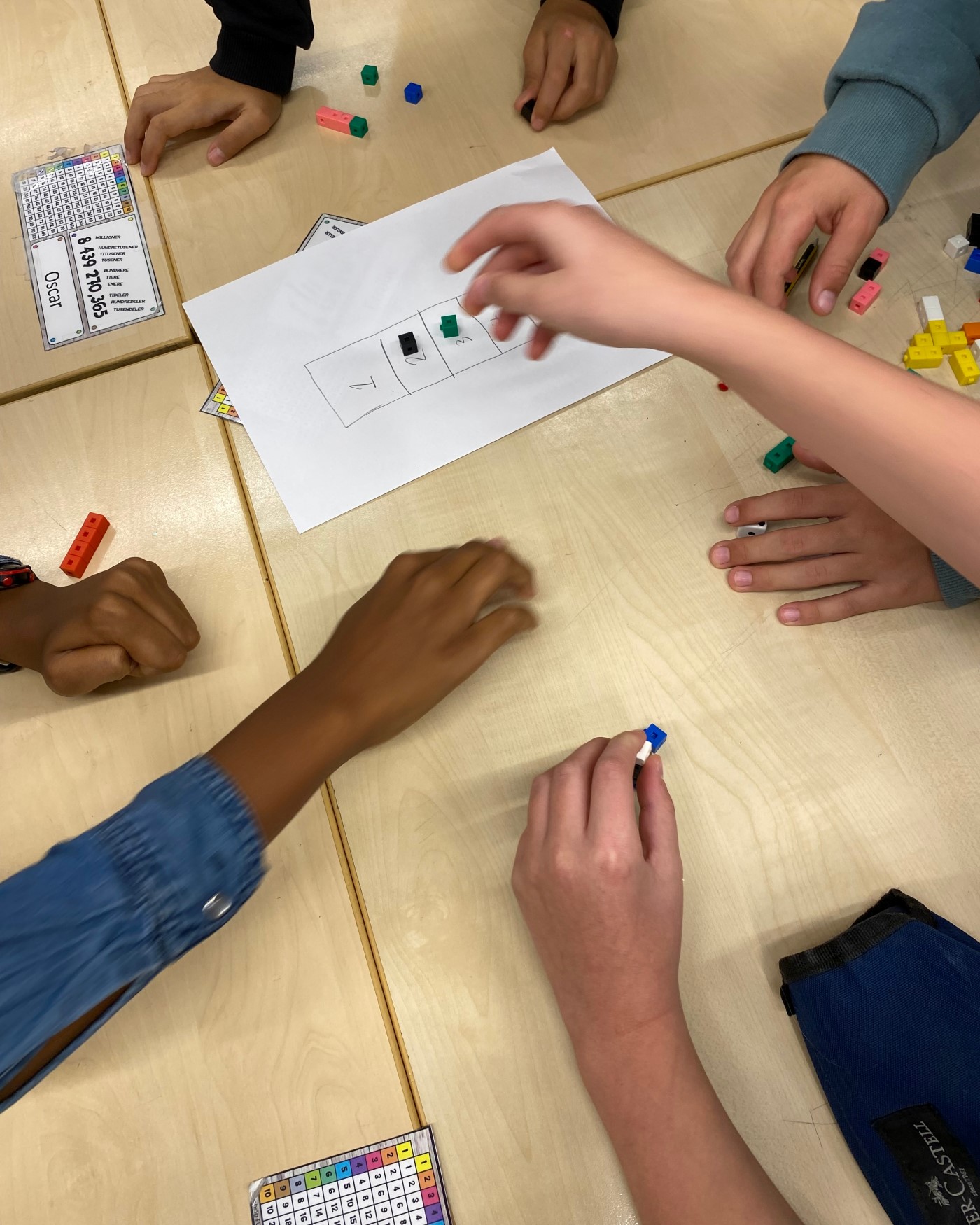 En gruppe mennesker som legger et puslespill