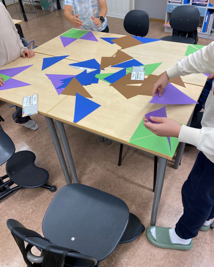 en gruppe mennesker som maler på et bord