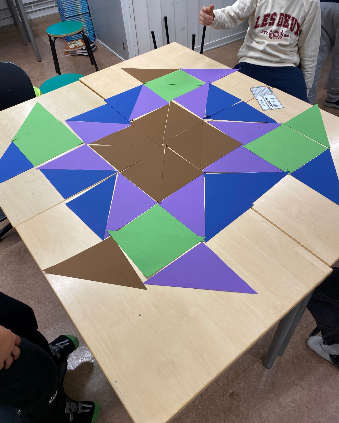 Et bord med en fargerik kube på