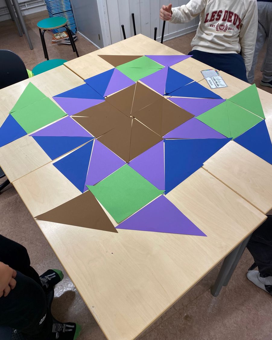 Et bord med en fargerik kube på