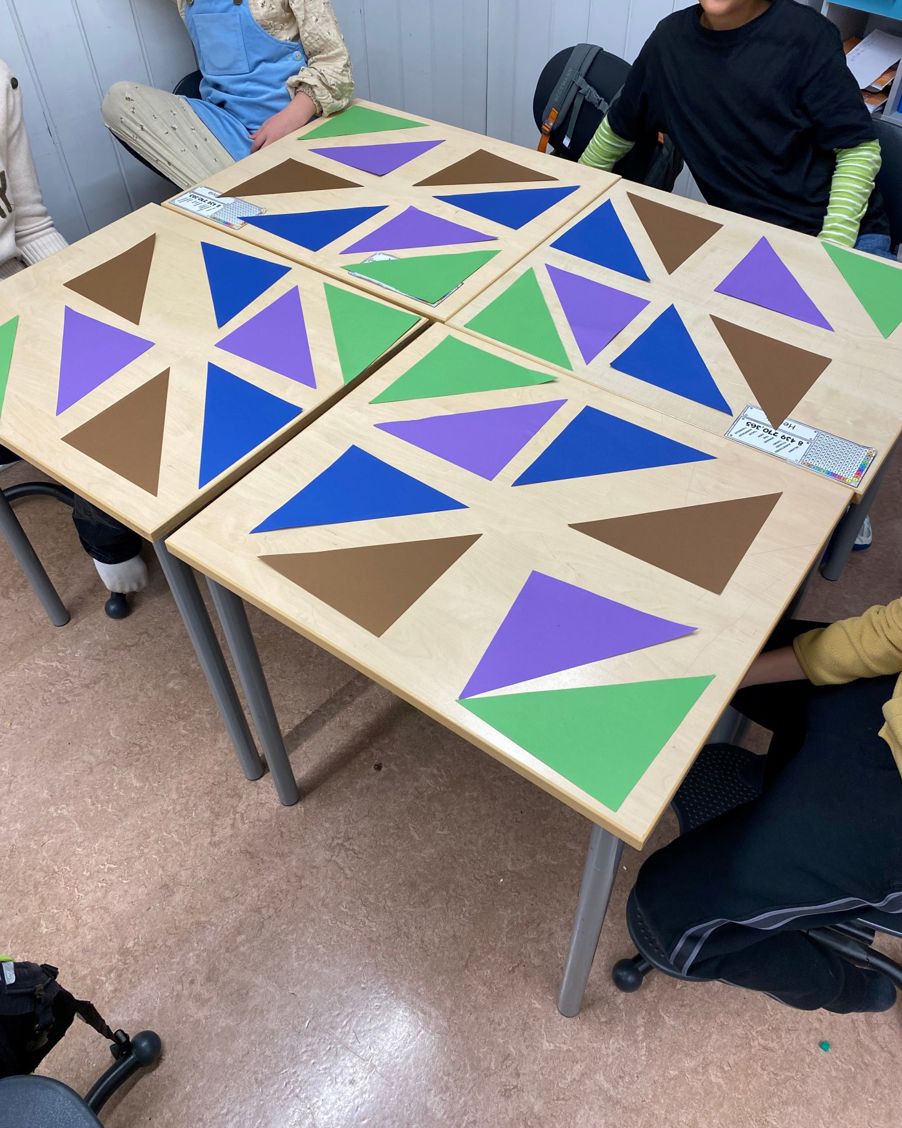 et bord med fargerike firkanter på