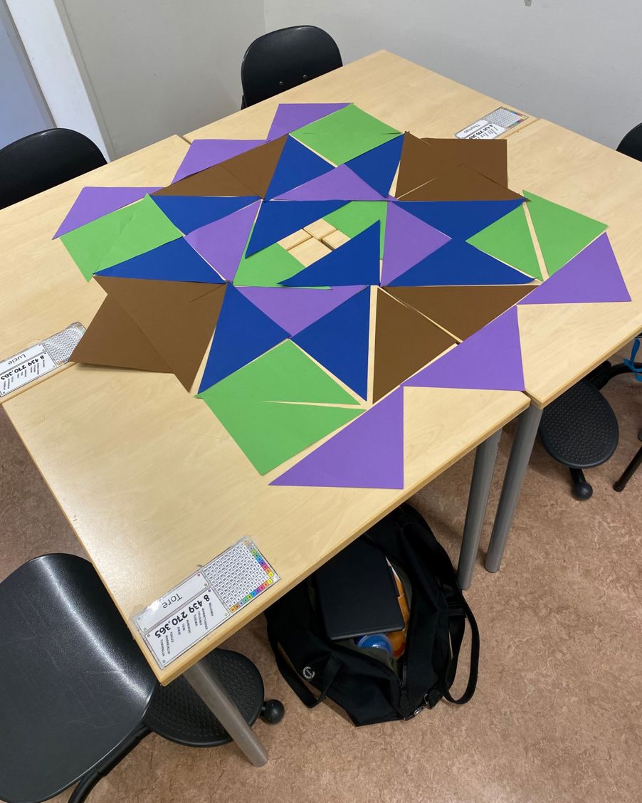 Et bord med en fargerik kube på