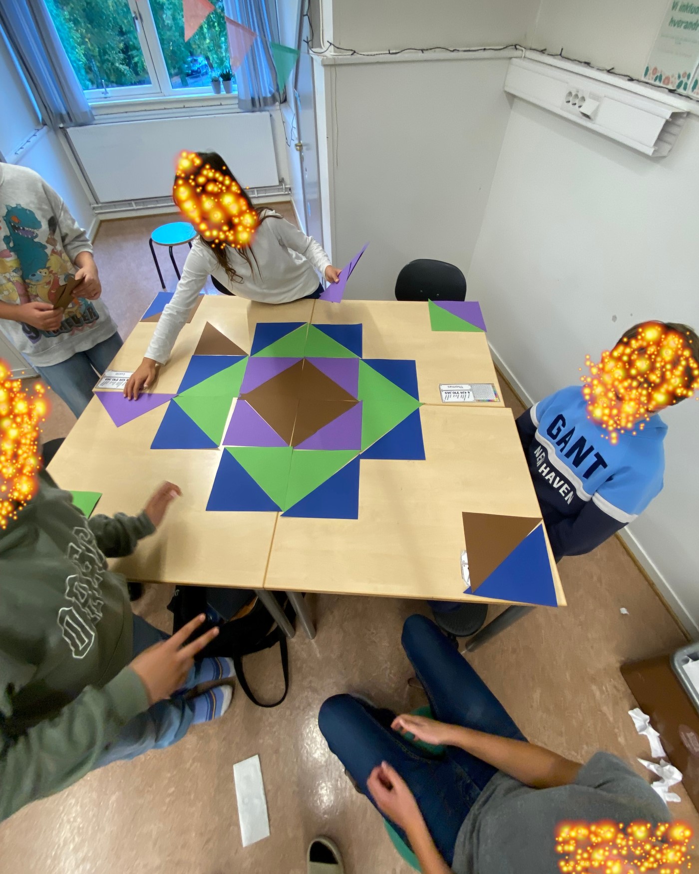 En gruppe mennesker som spiller et brettspill