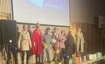 en gruppe mennesker på en scene