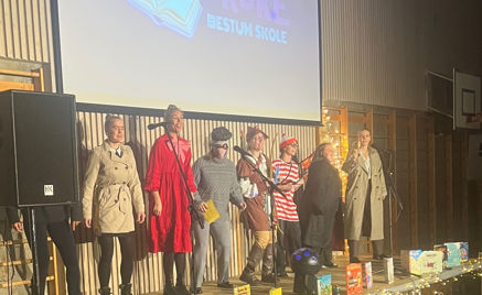 en gruppe mennesker på en scene