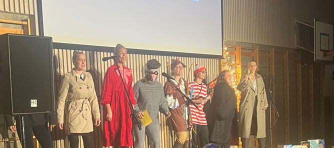 en gruppe mennesker på en scene