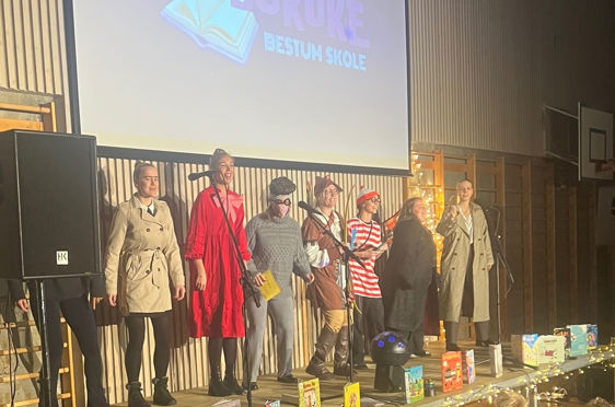 en gruppe mennesker på en scene