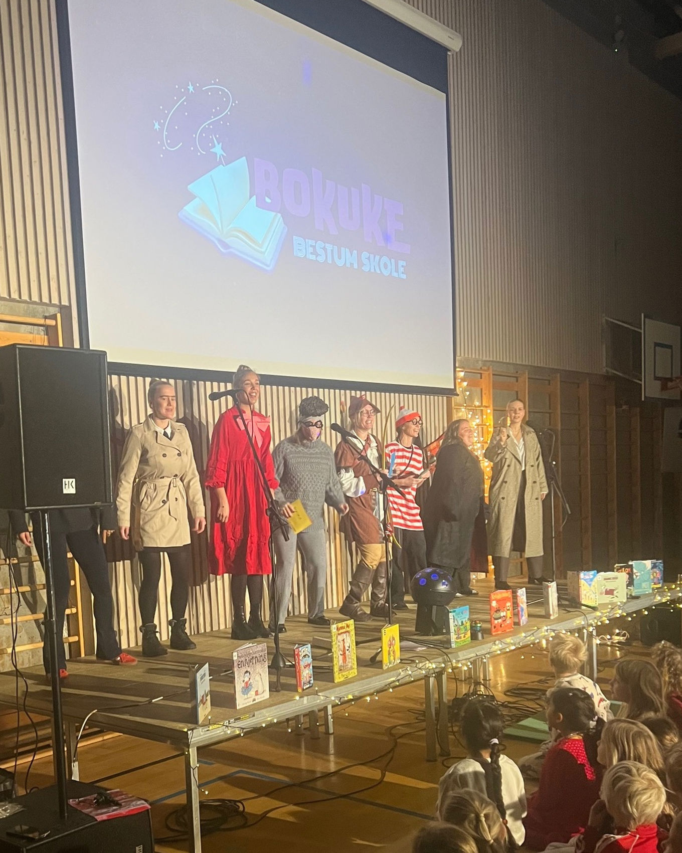 en gruppe mennesker på en scene