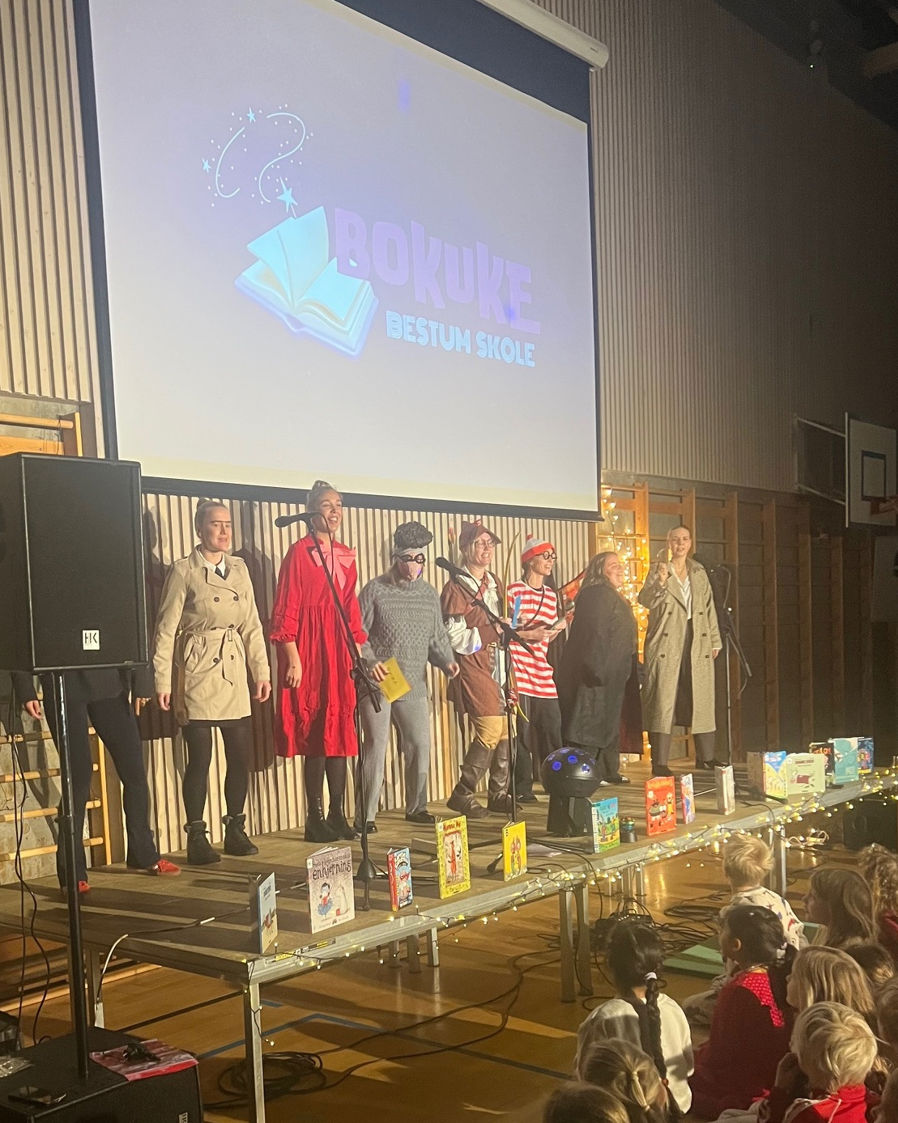 en gruppe mennesker på en scene