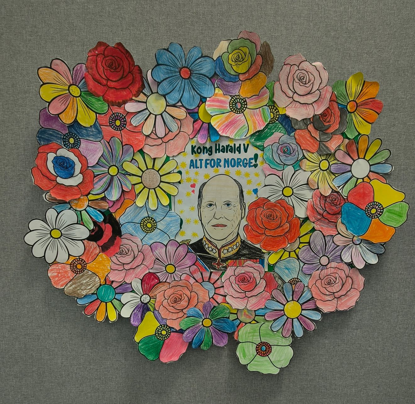 En fargerik blomsteroppsats