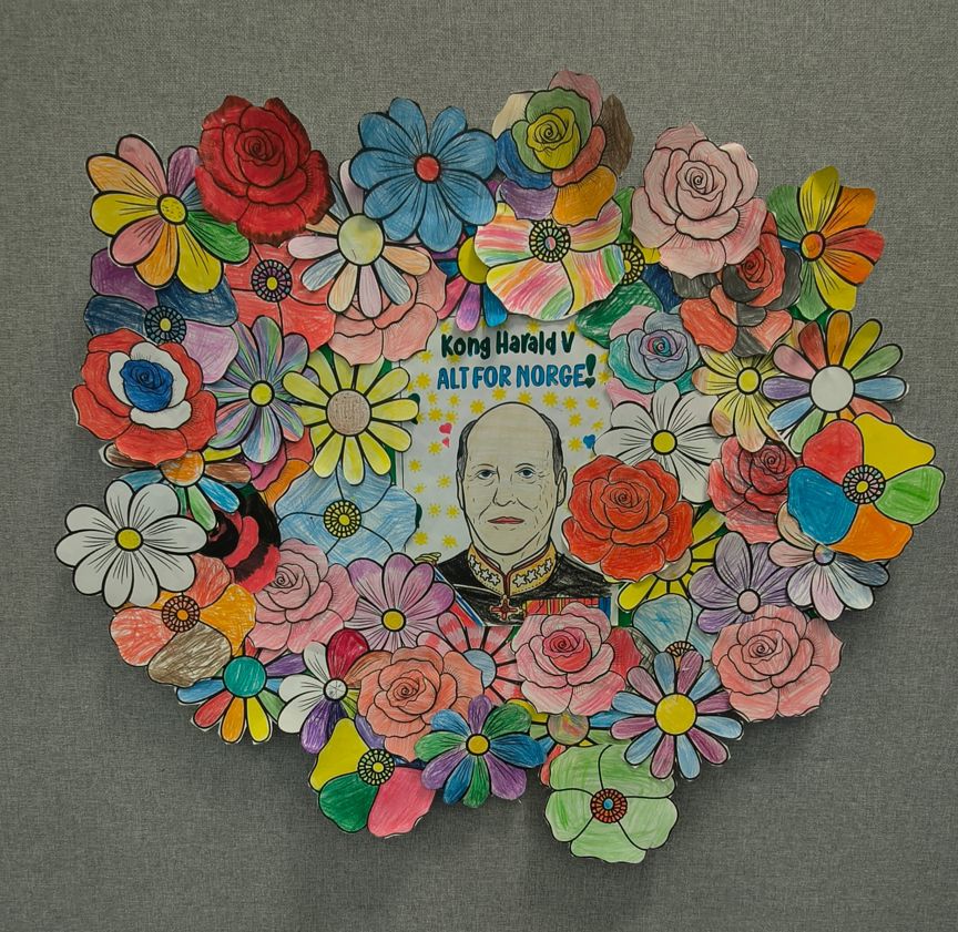 En fargerik blomsteroppsats