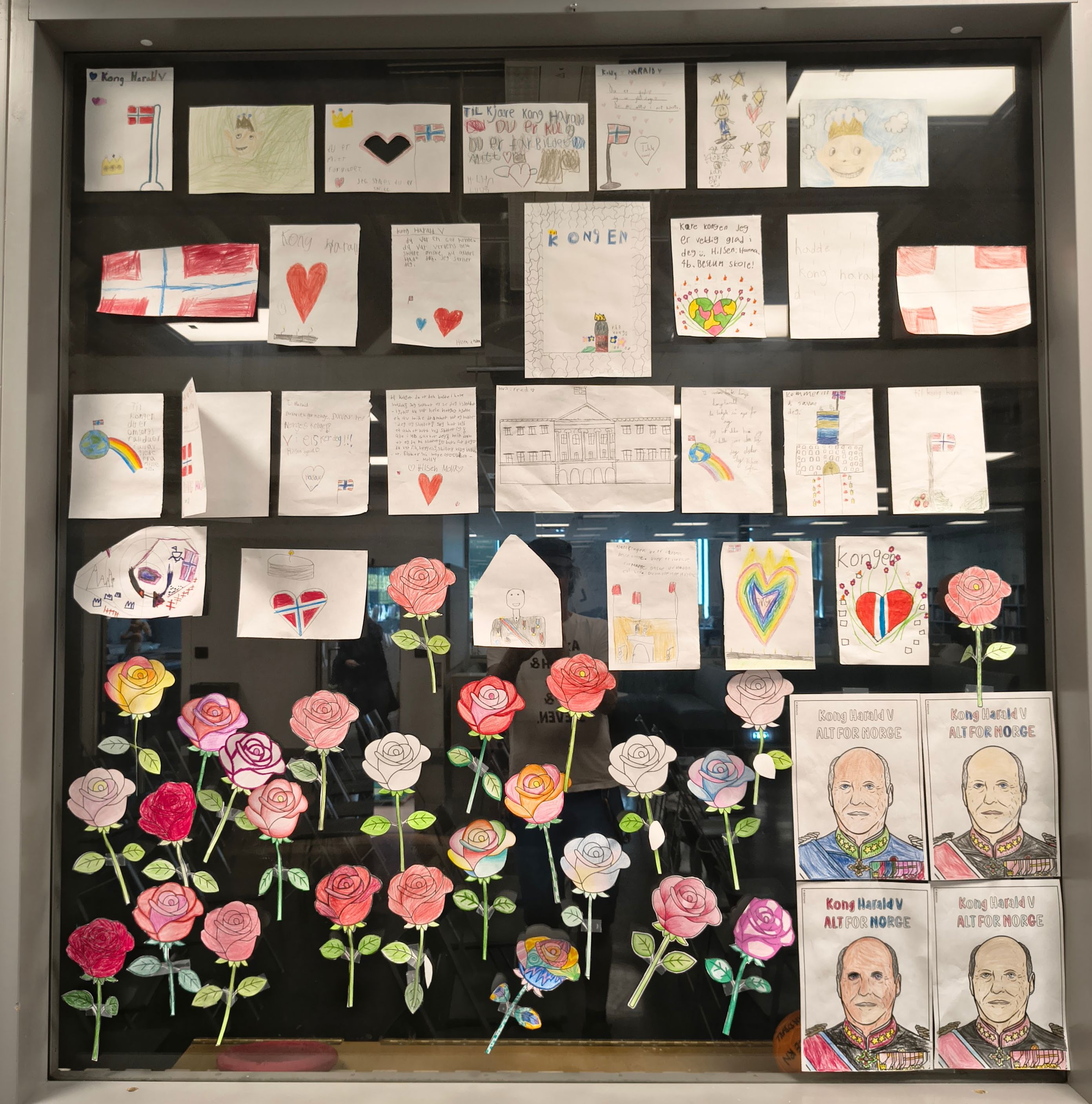 en vegg med blomster og bilder på