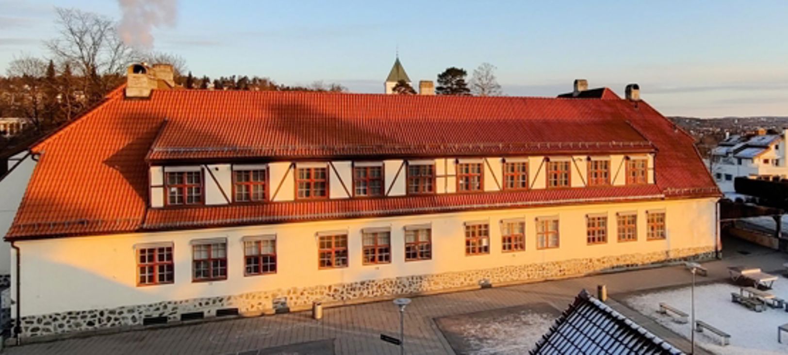 En bygning med rødt tak